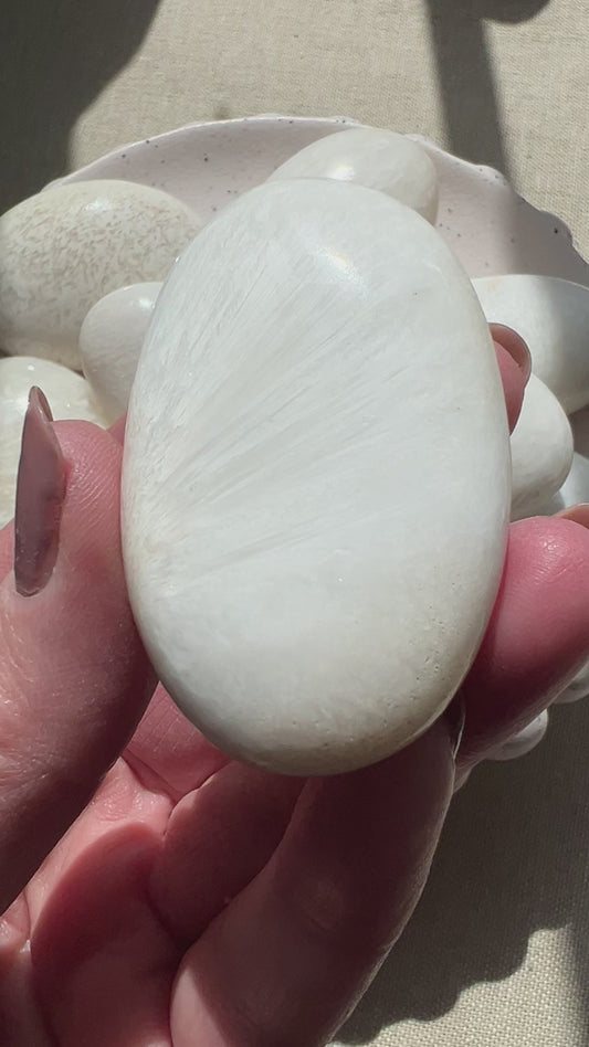 Scolecite Palmstone - Medium